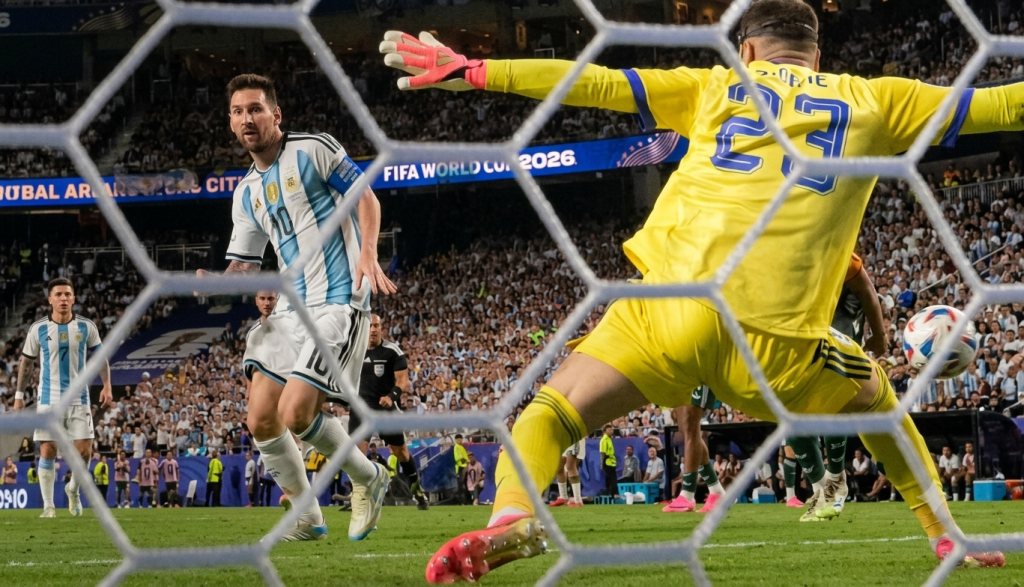 Messi firma un triplete y guía a Argentina en su estreno ante Argelia
