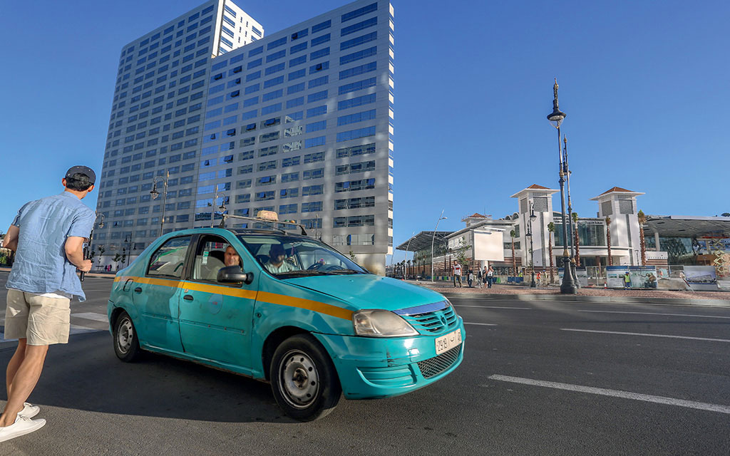 Los profesionales del taxi piden restablecer la ayuda al gasóleo y regular las aplicaciones de transporte