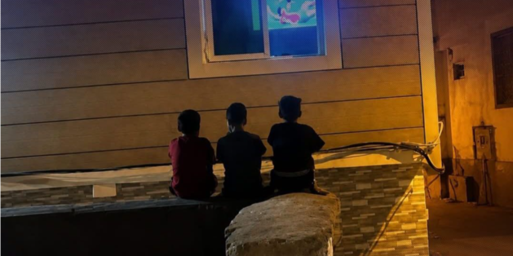 Un gesto real emociona a tres niños de Taza tras una fotografía que conquistó el Mundial 2026